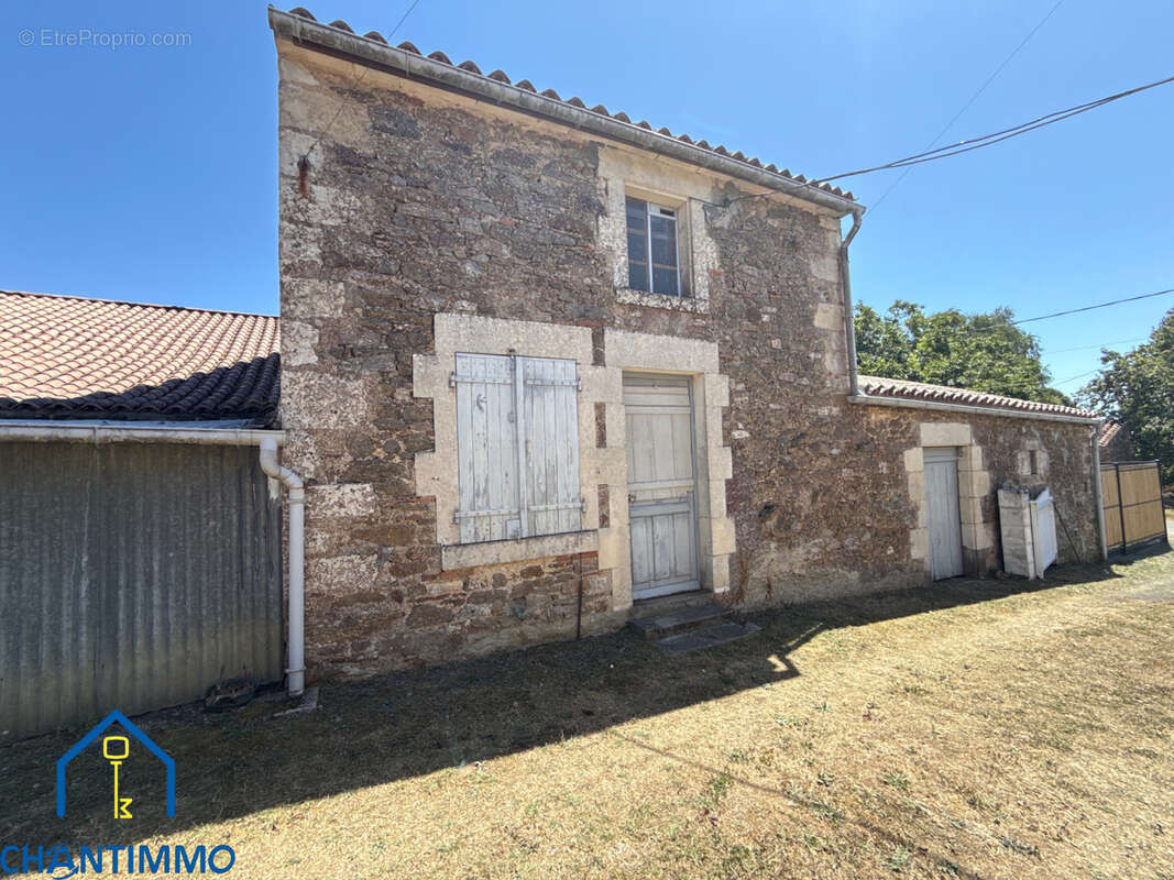 Maison ancienne avec terrain et dépendances - photo 3