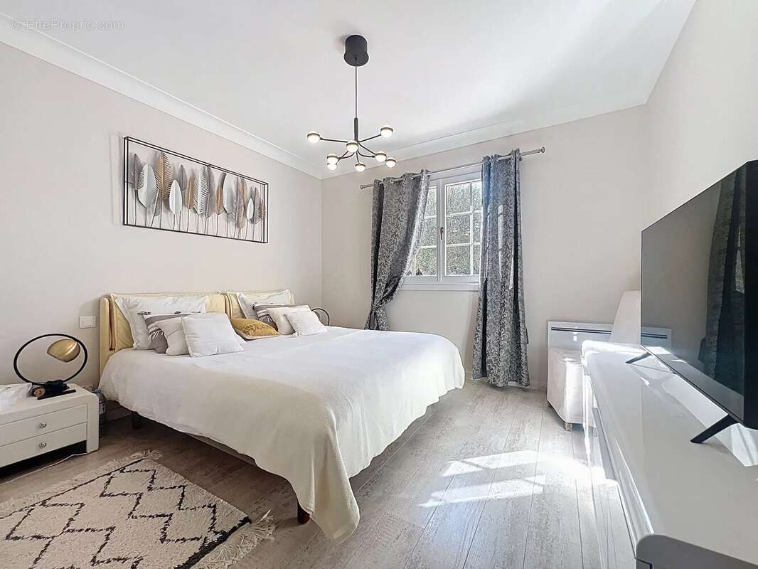 Maison à LA ROQUETTE-SUR-SIAGNE