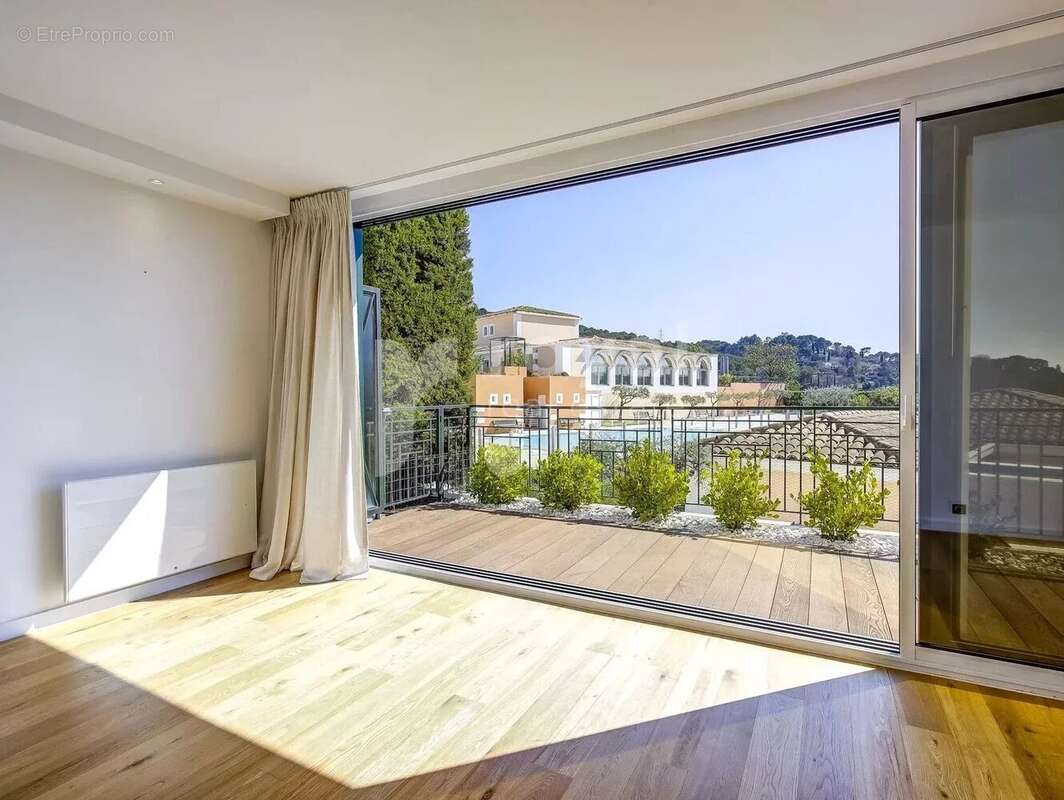 Appartement à MOUGINS