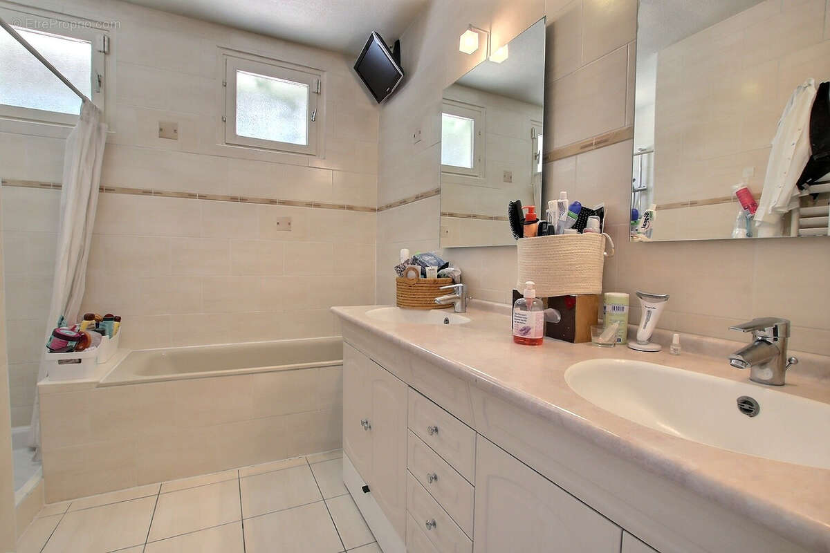 Maison à LA ROCHE-SUR-FORON