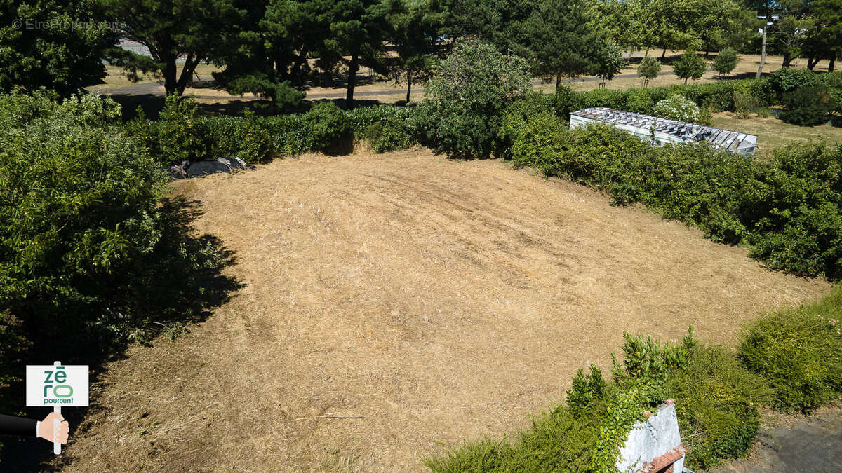 Terrain à ANGLES