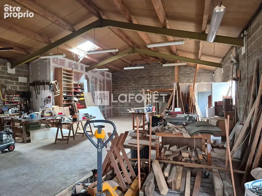 Ensemble immobilier avec maison en pierre, vastes dépendances et jardin. - photo 8