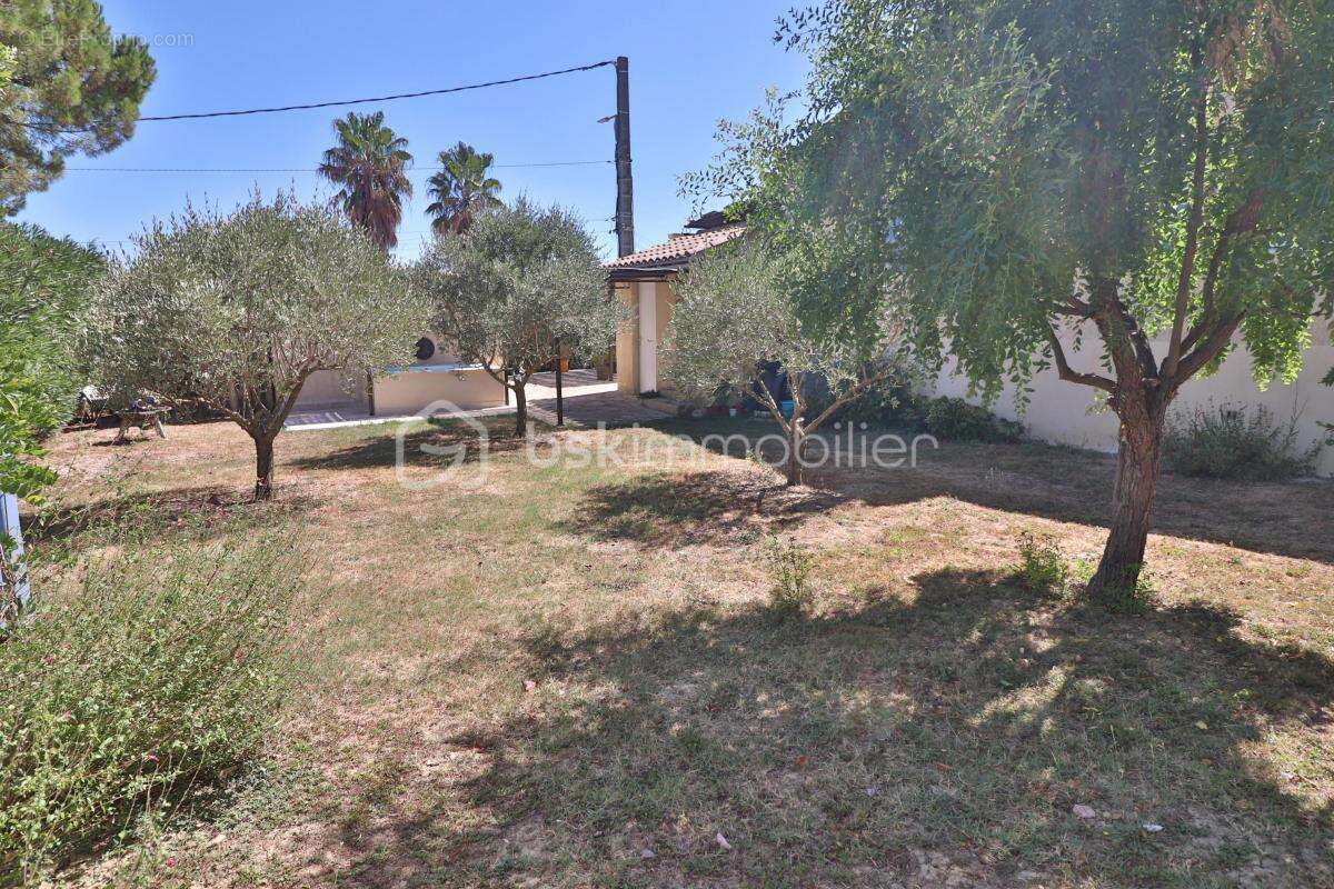Maison plain-pied de 106m² sur 780m² de terrain avec 3 chambres, garage et piscine - photo 8