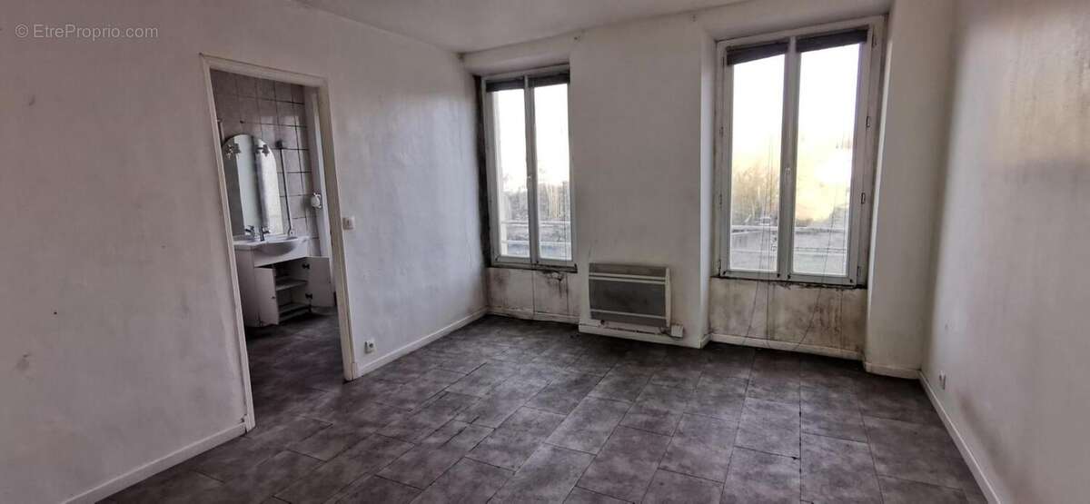 F2 situé au premier étage - photo 2