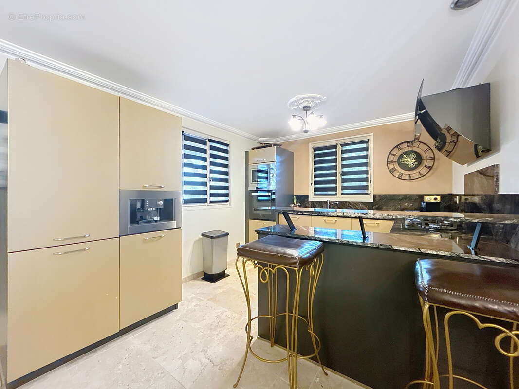 Maison à SAINT-PANTALEON-DE-LARCHE