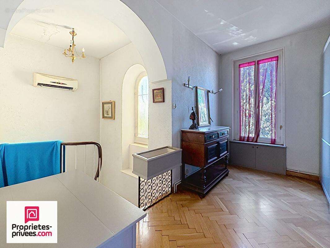 Pointe rouge Villa T4 + T2 + Garage sur 347 m² de terrain - photo 10