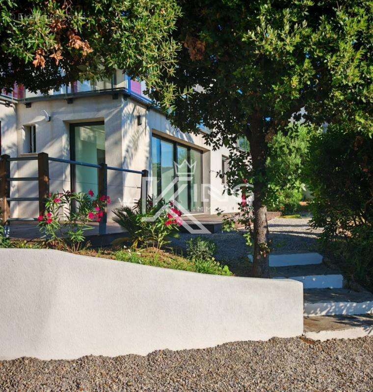 À deux pas de la plage de la Gaillarde, découvrez un bien d'exception aux allures de villa - photo 14