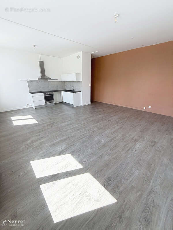 Appartement à SAINT-PRIEST-EN-JAREZ