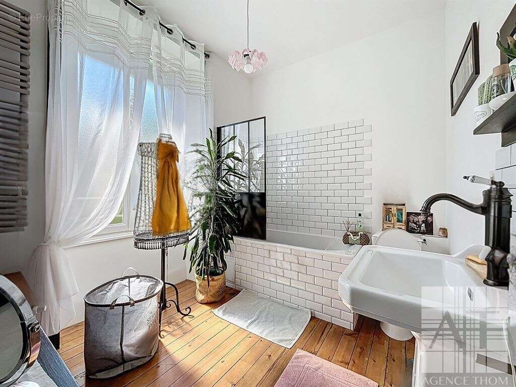 Maison à AMBRIERES-LES-VALLEES