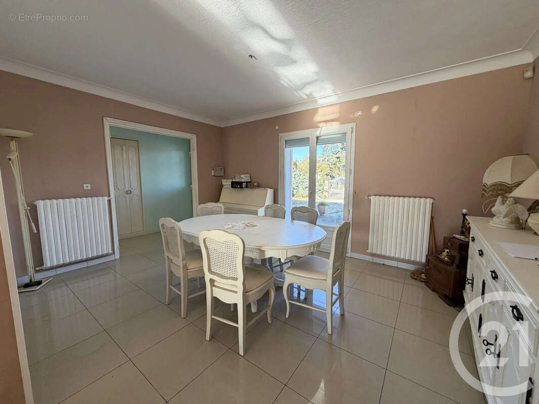 Maison à PINS-JUSTARET