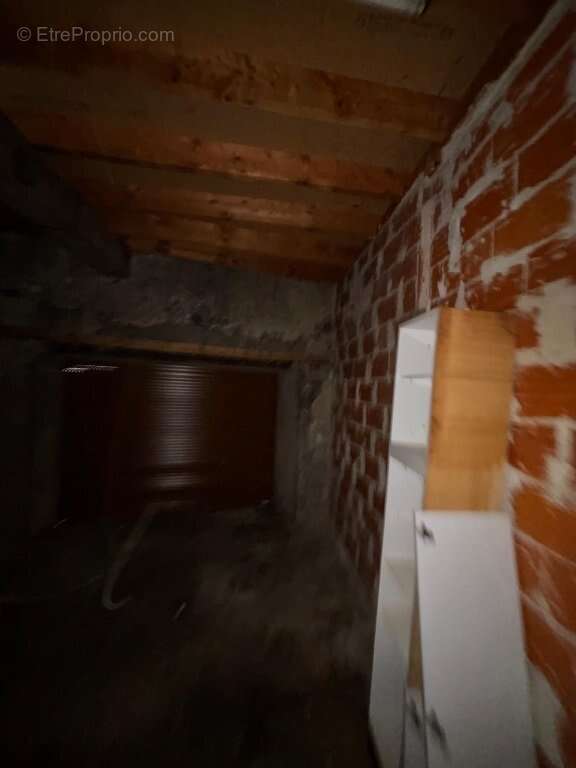 Parking à SAINT-JUST-SAINT-RAMBERT