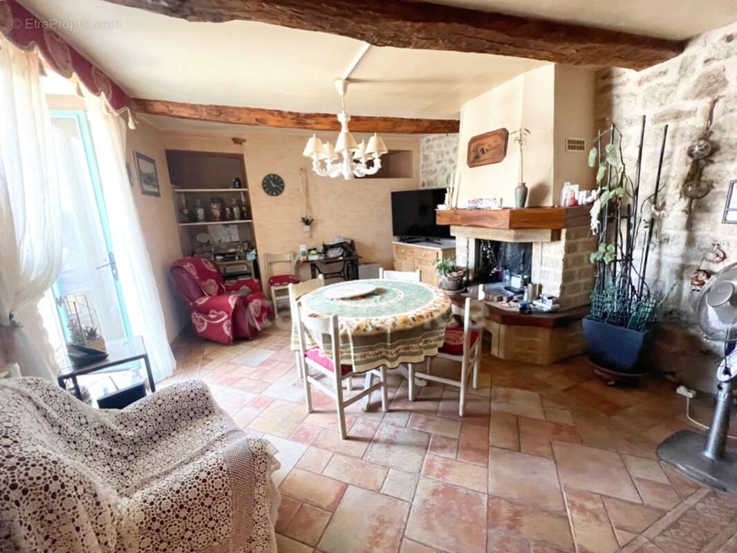 Maison à vendre à Reillanne (04110) – 152 m² – 4 chambres – Terrasse, balcon et charme provençal - photo 3