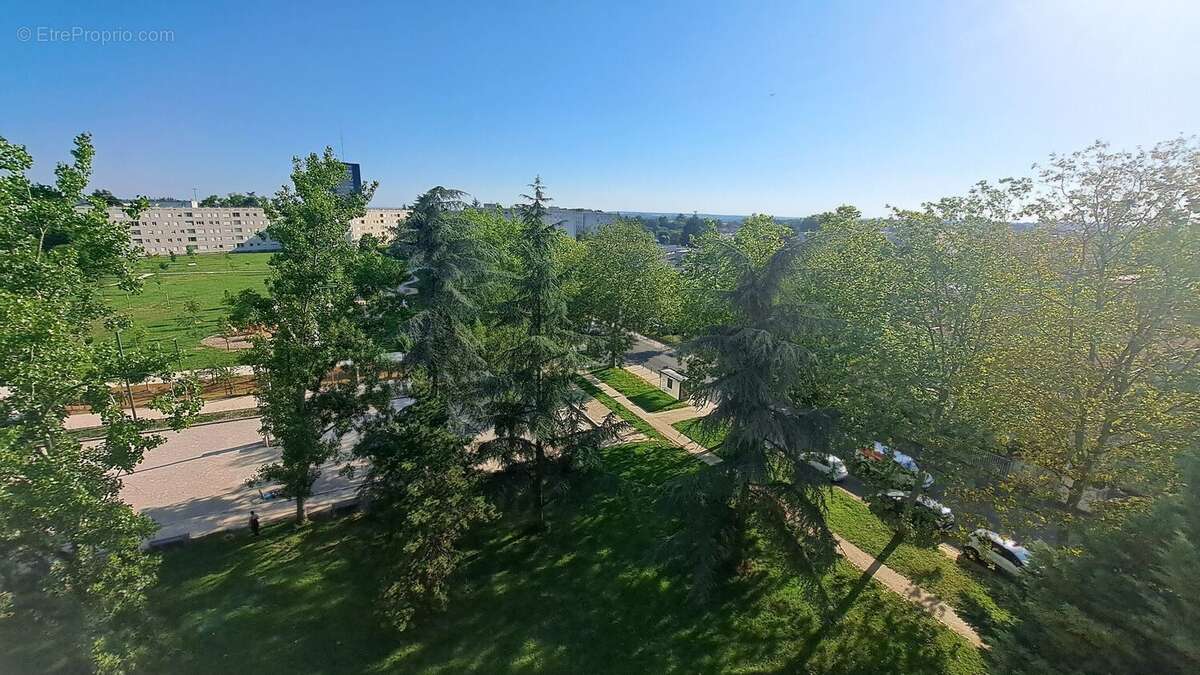 Parc autour de l'immeuble - Appartement à POITIERS