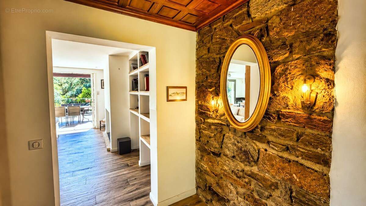 Maison 5 pièces / 106 m² / Studio /1 400 000 EUR / BORMES-LES-MIMOSAS - photo 3