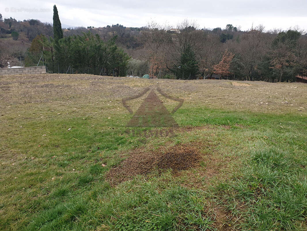 Terrain à LES MAGES