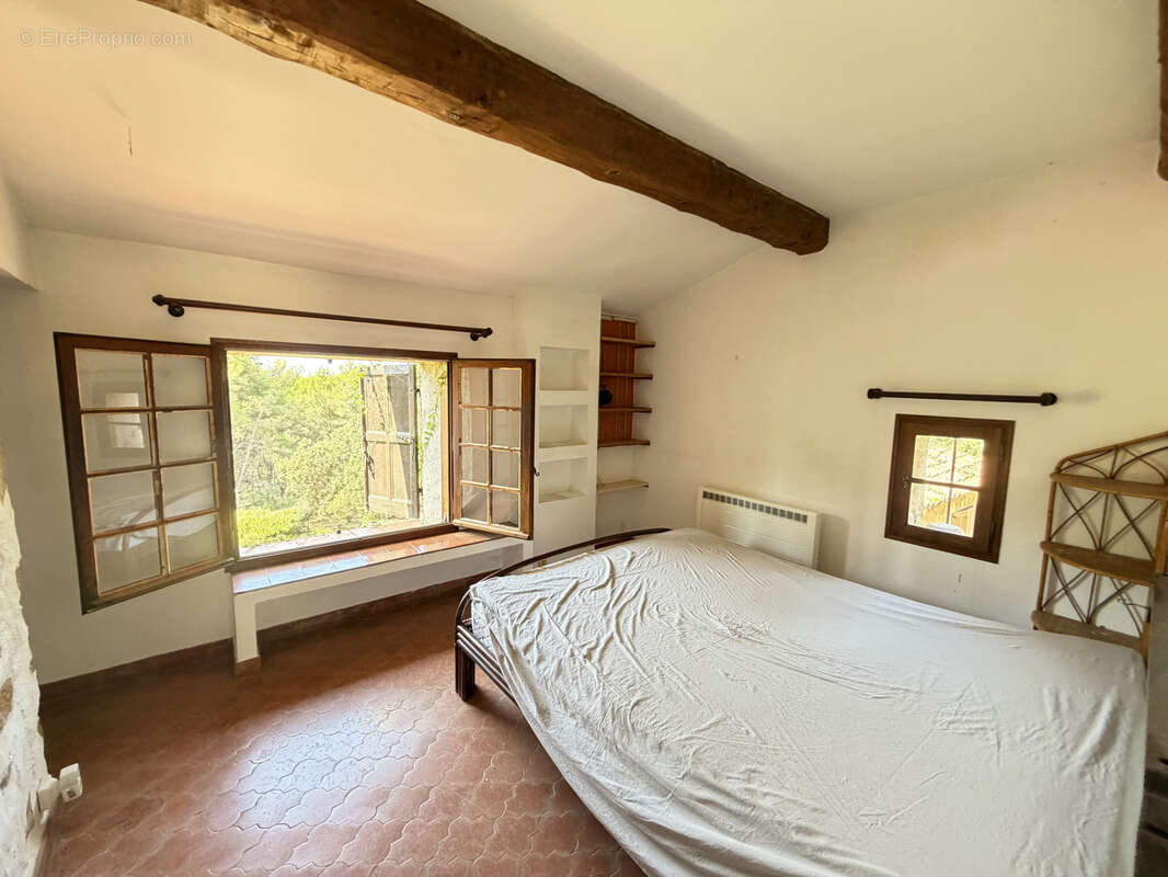 A vendre authentique maison en pierre t9 avec terrain de 3 hectares - 83150 bandol - photo 15