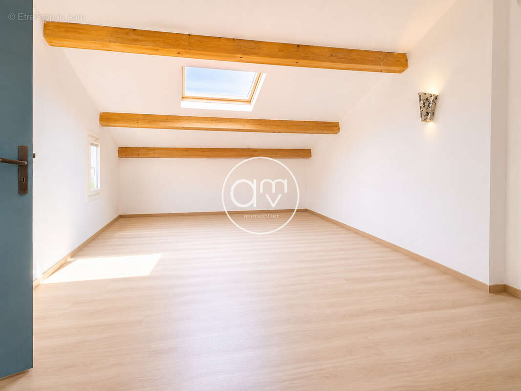 SOLLIES-PONT - Maison familiale de 160m2 avec jardin, terrasse, garage et stationnements - photo 9