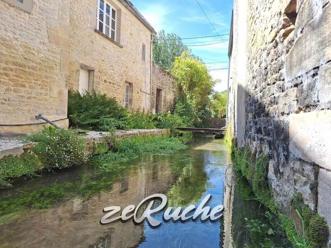  À vendre – Charmante maison de village au cachet exceptionnel avec jardin bordé de rivière - photo 10