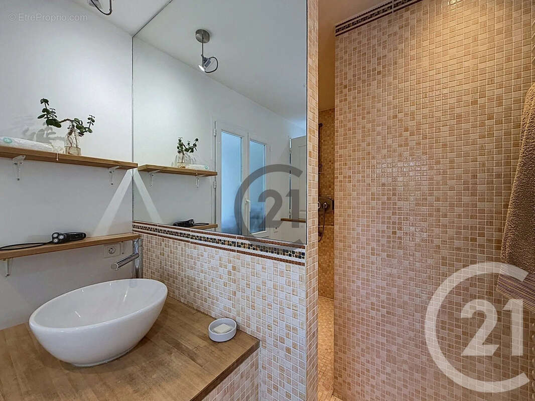 Maison 191 m² à Saint-Julien-Les-Villas  - photo 7