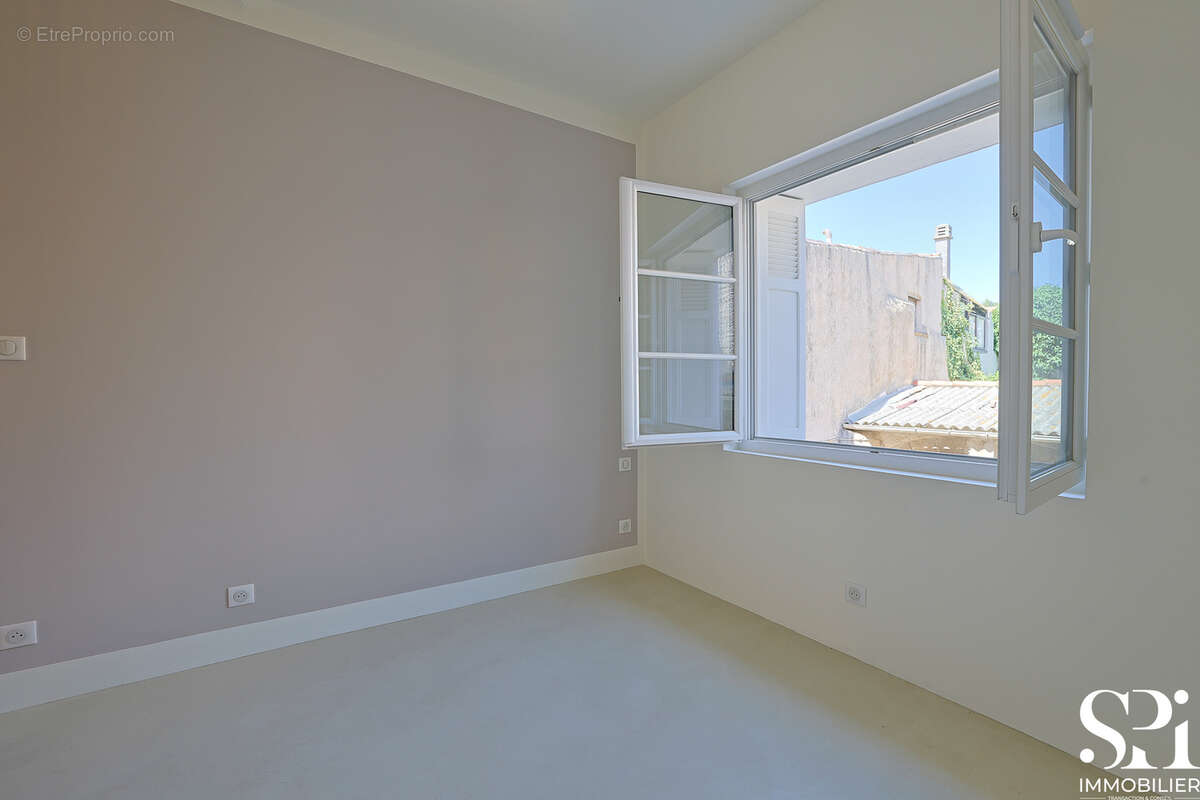 Hyeres vieille ville - loft atypique - t2 - à vendre    entièrement rénové - photo 5