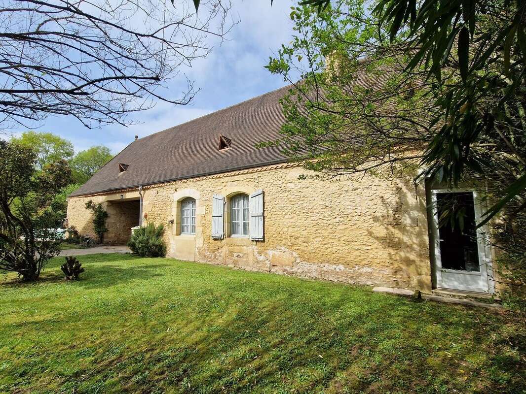 Propriété avec Maison d'habitation, Maison d'amis, Studio, Piscine, parc et jardin 7418m2 jusqu'à la rivière. - photo 5