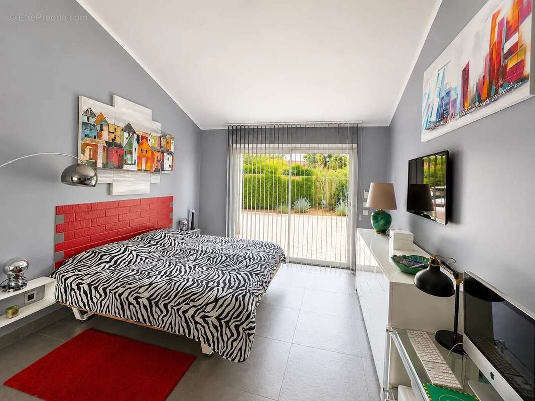 Vidauban – Élégante villa de plain-pied de 140 m² avec piscine sur un terrain de plus de 2 550 m² - photo 8
