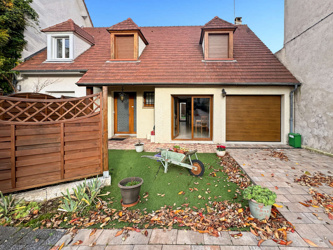 COURBEVOIE 92, Rue Hoche - Maison familiale avec jardins de 111m2 habitables + plus de 52m2 d'annexes (garage - photo 5
