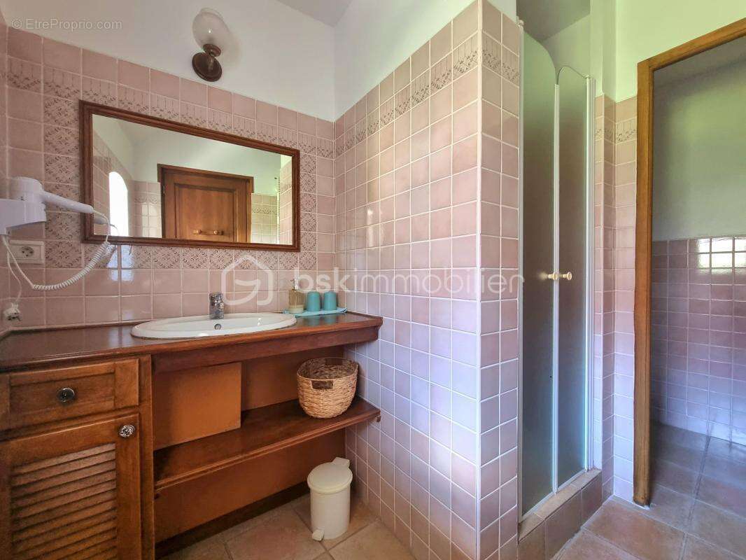Propriété 14 pièces, 8 chambres, granges, cave et jardin - photo 10