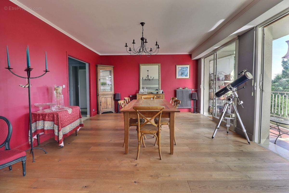 Appartement à AVRILLE