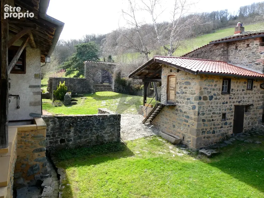 Un cachet et une situation hors du commun pour cette magnifique ferme des Monts du Lyonnais. - photo 2