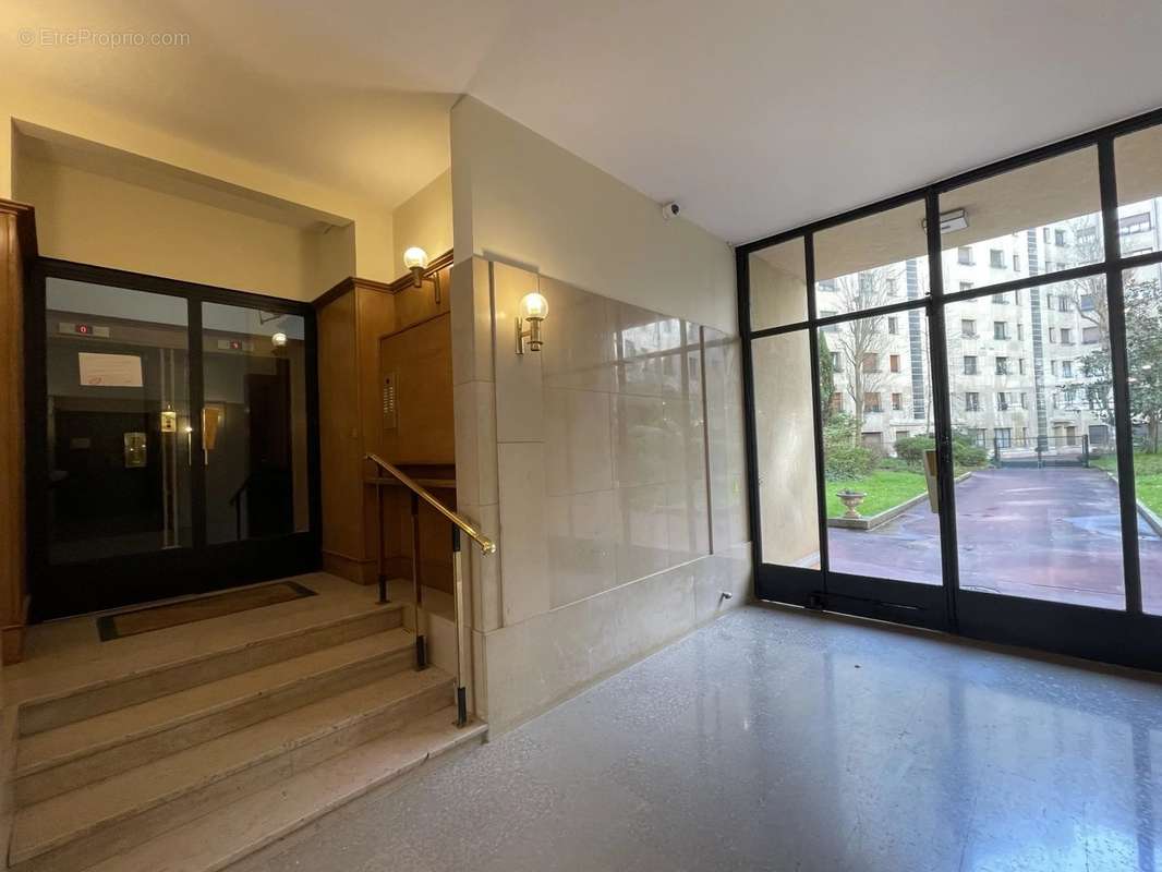 Appartement à PARIS-16E