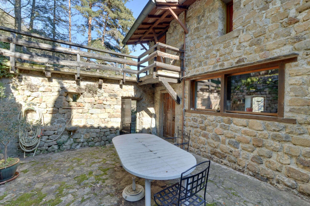 Maison à SAINT-SAUVEUR-DE-MONTAGUT