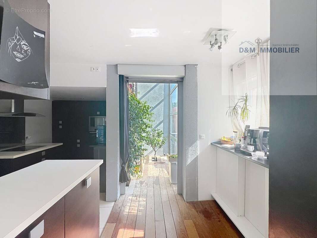 Située dans un environnement privilégié à Villariès (31380), cette superbe maison d'architecte réalisée par Franck Duflo en 2008 - photo 4