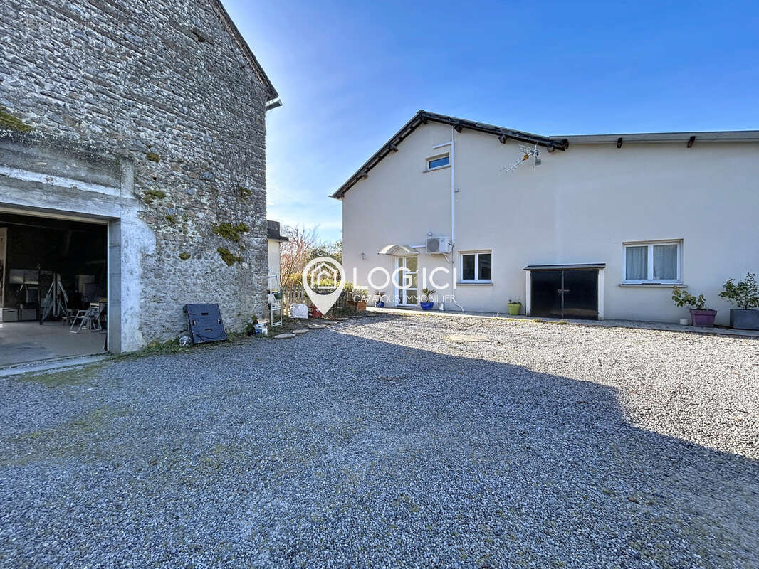 ANGAIS - Vente d'un enclos béarnais rénové avec maison d'habitation et location T4 - photo 5