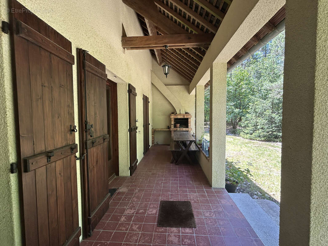 Propriété boisée, close, sans voisins proches : maison avec tourelle, garage - photo 17