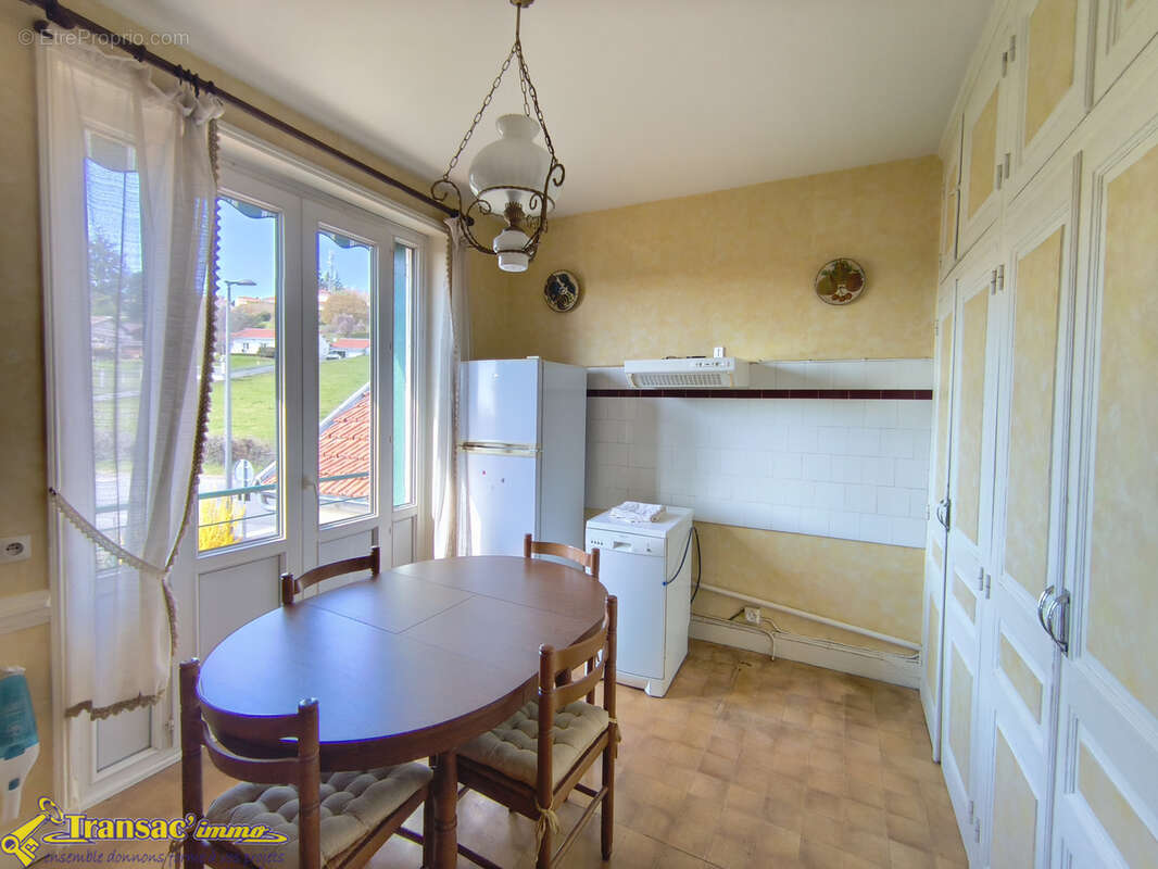 À Saint Rémy sur Durolle proche du plan d'eau, belle maison familiale 6 pièces avec 2 garages. - photo 11
