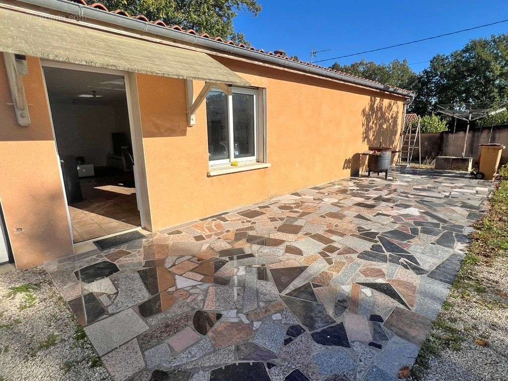 Maison à EGLISE-NEUVE-DE-VERGT