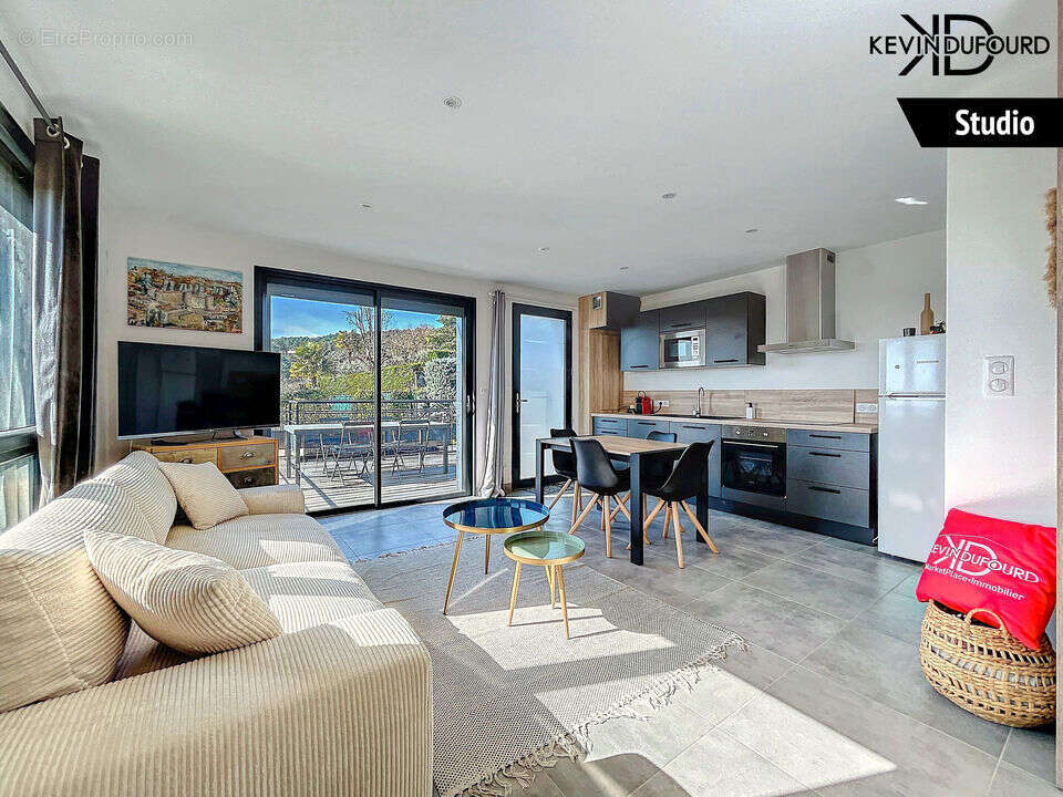 Maison à SAINT-ETIENNE-DE-FONTBELLON