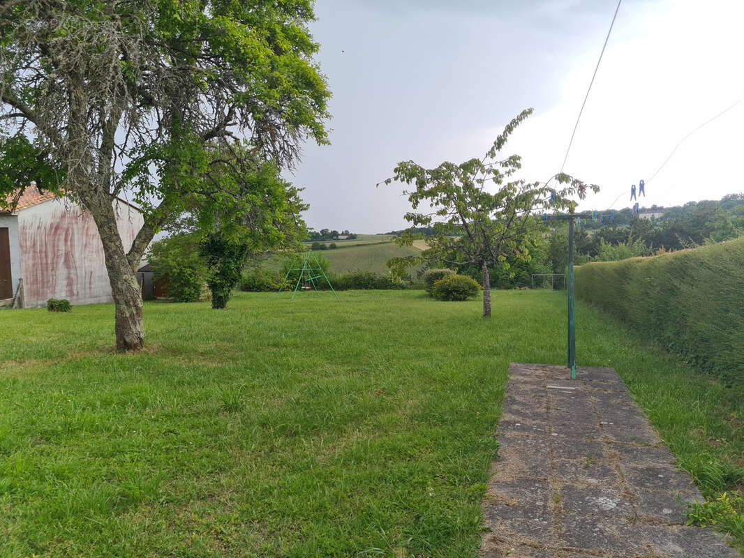 Maison à MONTMOREAU-SAINT-CYBARD