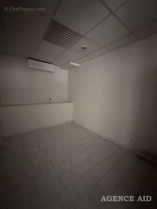 Commerce à CUGES-LES-PINS