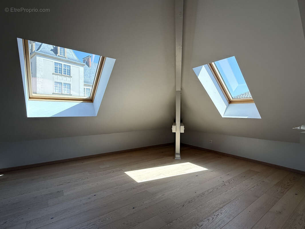 Appartement à CHATEL-SAINT-GERMAIN
