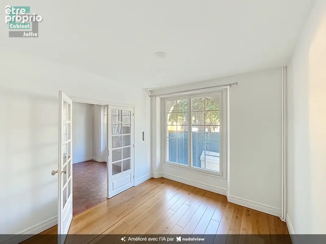 Maison familiale de 142,26 m2 en retrait de rue. Jardin. Parking. - photo 2
