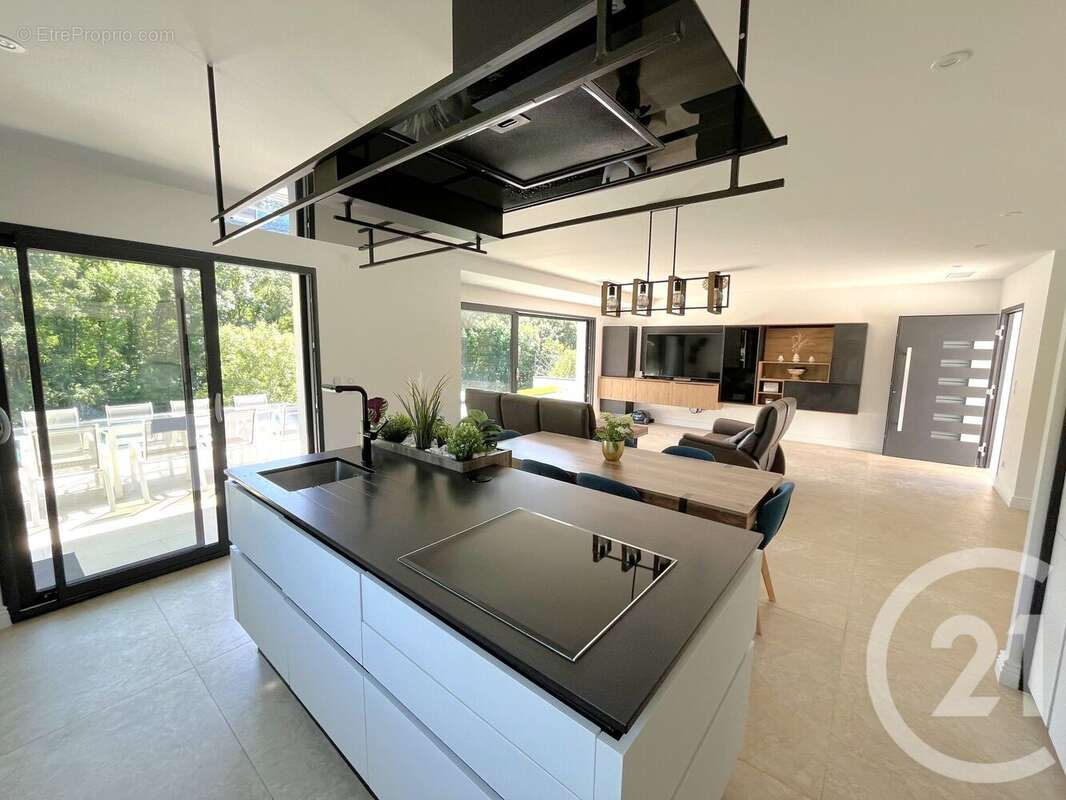 Maison 196 m² à Goyrans  - photo 4