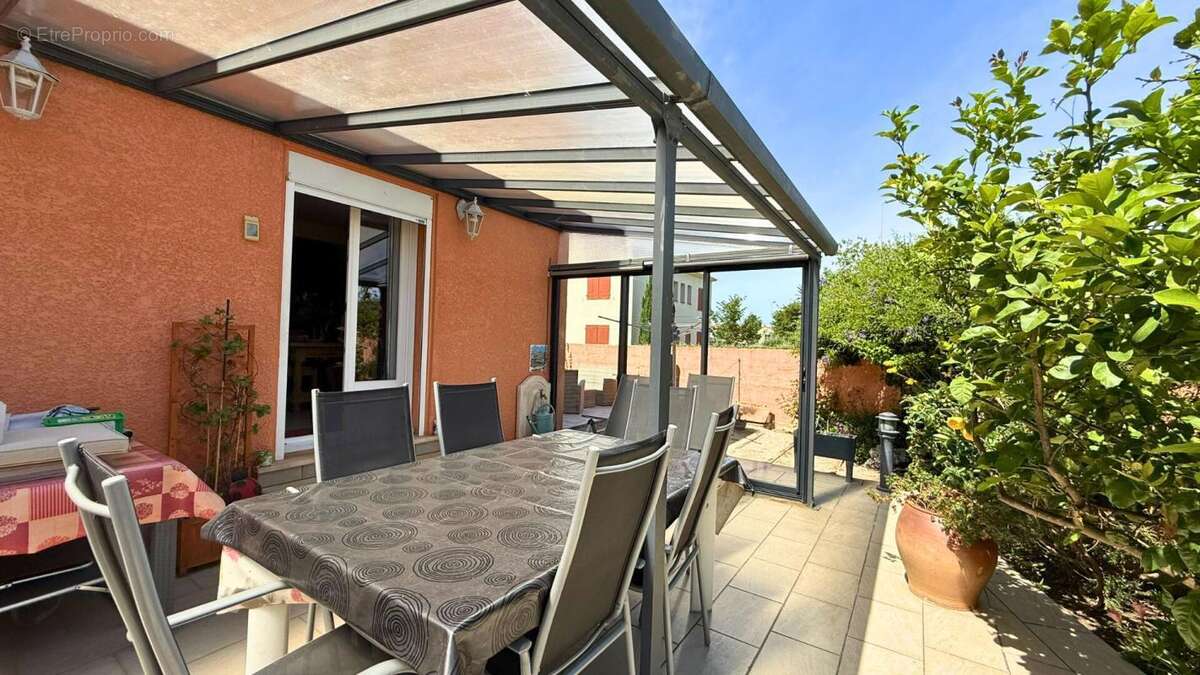 Maison 3 Faces avec Piscine, Pergola, Jardin Arboré et Panneaux Solaires - photo 4