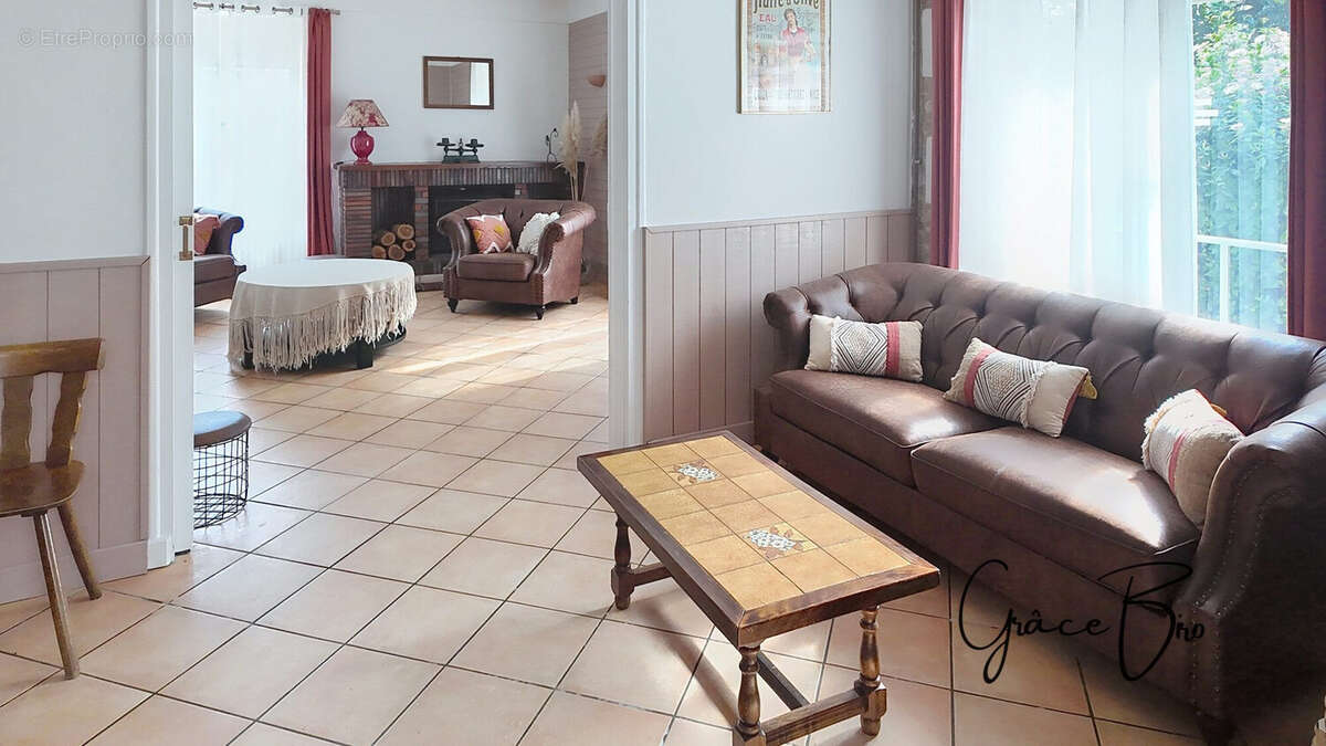 Maison 330 m² à Lezay  - photo 3