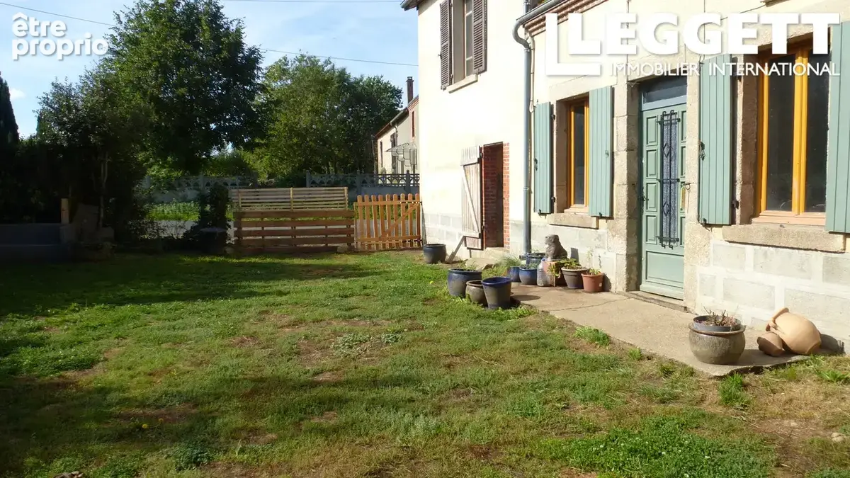 Propriété avec 2 ou 3 chambres, 2 granges (dont l'une comprend 6 boxes) et un terrain pour chevaux - photo 2