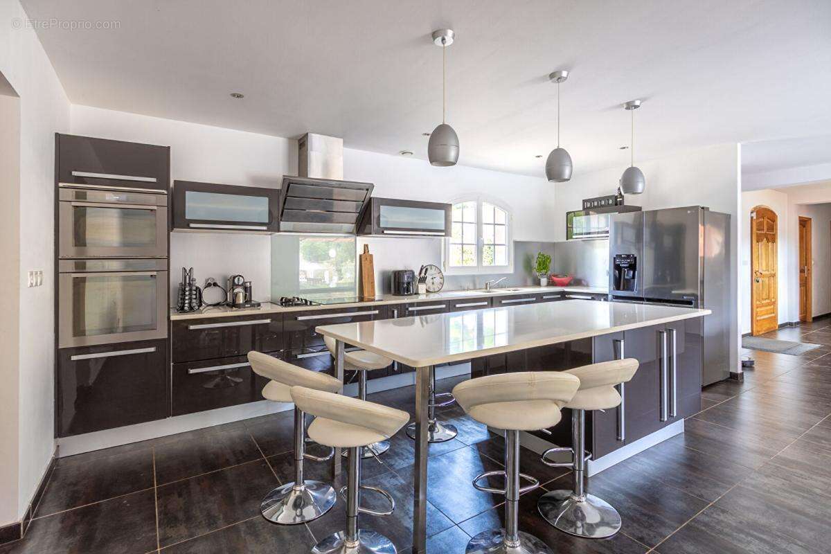 Collobrières  Maison de 146 m²  4 chambres  Terrain de 2 890 m²  Piscine - photo 12
