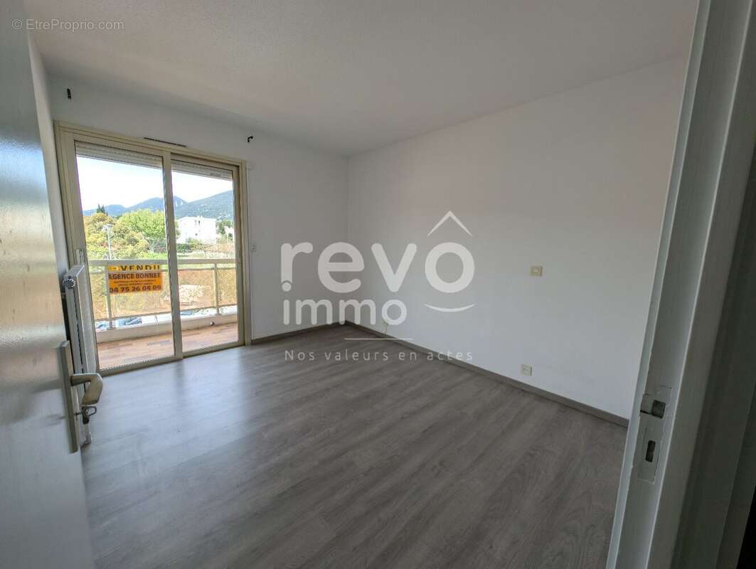 Commerces au pied de l'immeuble ! - photo 6