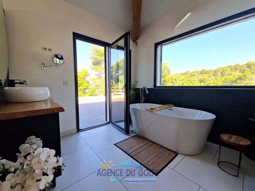 Villa contemporaine T 5 avec piscine sur 1792 m² de terrain - photo 14
