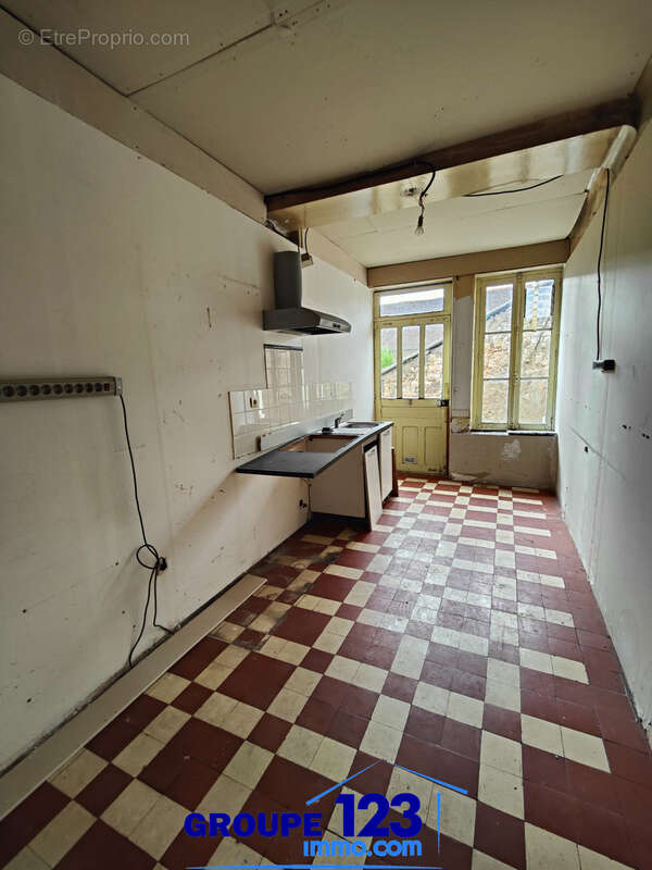 Maison à LAROCHE-SAINT-CYDROINE